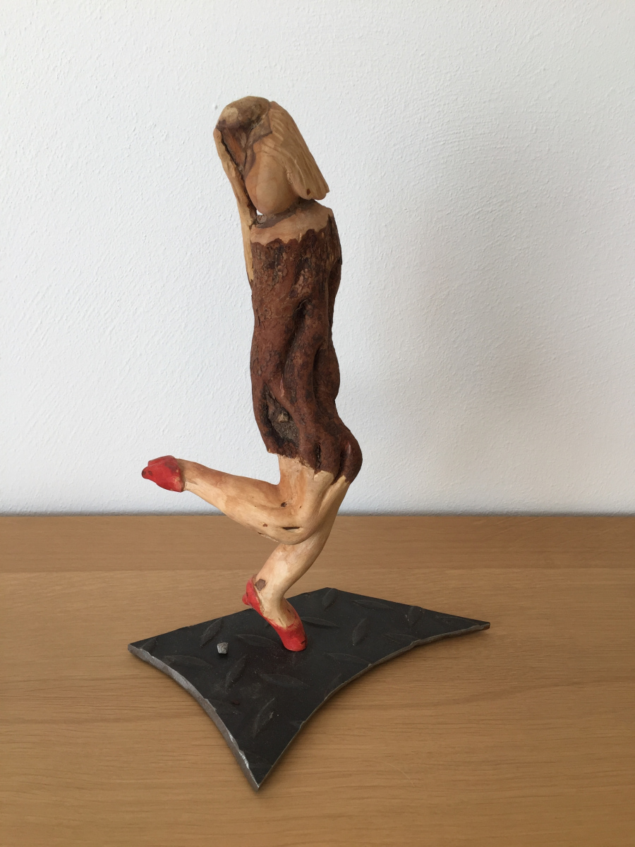 Das-Maedchen-mit-den-Stoeckelschuhen-Wurzelholz